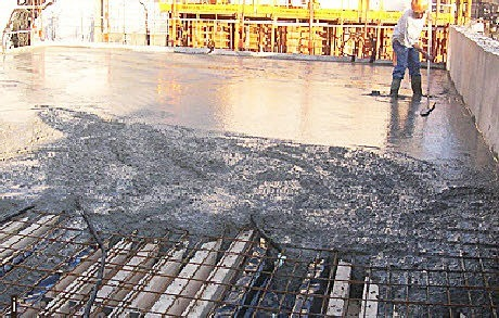 Hormigonado de superficie superior en losa mixta concreto madera.