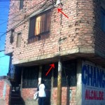 ¡Novedoso sistema estructural que aprovecha postes de luz como columnas!