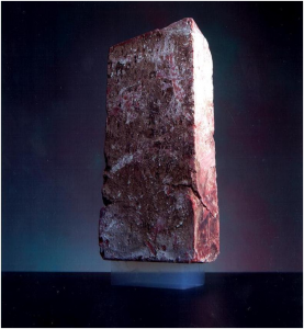 Bloque de Aerogel de 2 gramos soportando un bloque de piedra de 2 kilos.