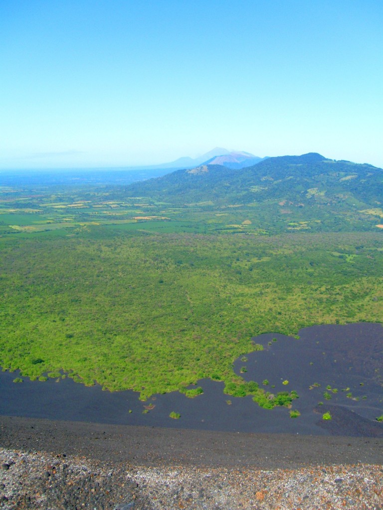 Cordillera de los Maribios, en el segundo plano el Volcán Telica, más atrás el San Cristóbal, Fotografía por Yuri Villavicencio-Fdez