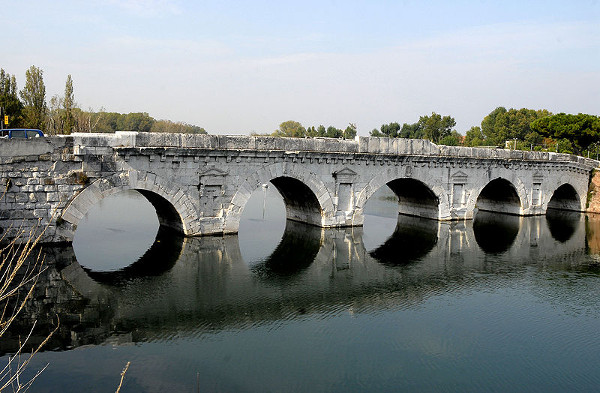 Puente de Tiberio de Rímini