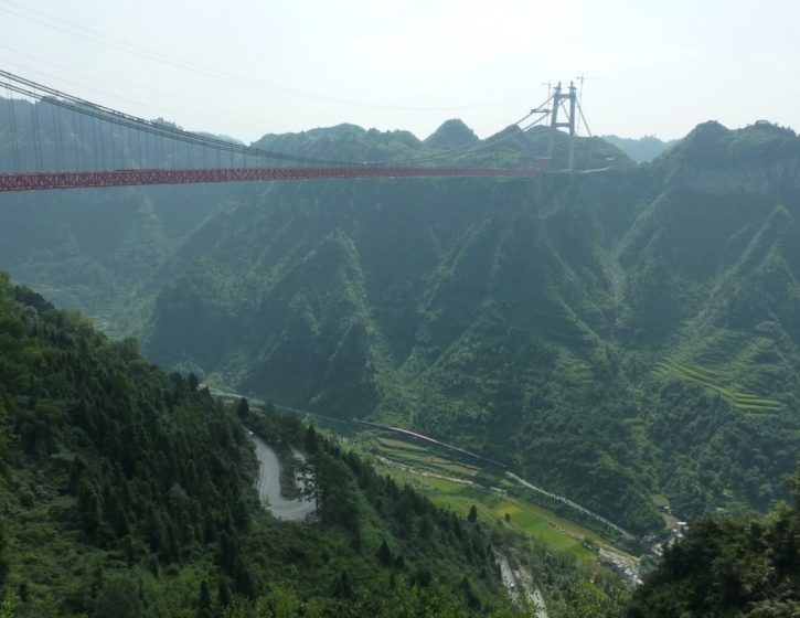 a Aizhai Bridge uno de los Puentes más altos del mundo